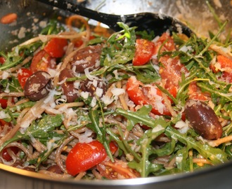 Spaghetti med oliven og rucola