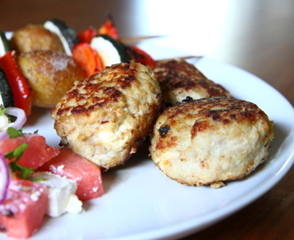 Græske frikadeller med grøntsagsspyd og vandmelonsalat