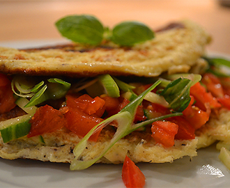 Omelet med agurke- og tomat-halløj