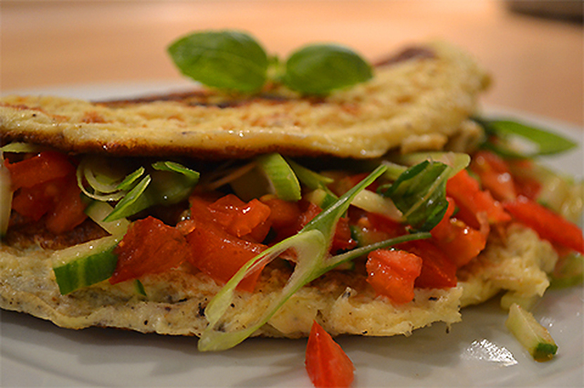 Omelet med agurke- og tomat-halløj