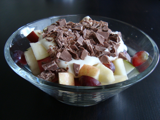 Frugtsalat med creme og Marabou