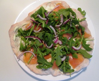 Pizza med Wasabi, Røget Laks og Rucolasalat