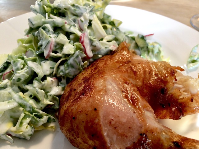Grill kylling på rotisserie og frisk spidskåls salat