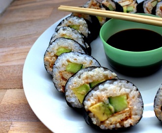 Vegansk sushi med marineret tofu og spicy mayo