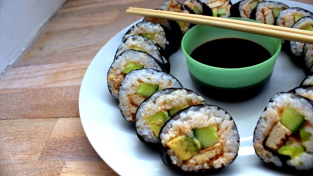 Vegansk sushi med marineret tofu og spicy mayo