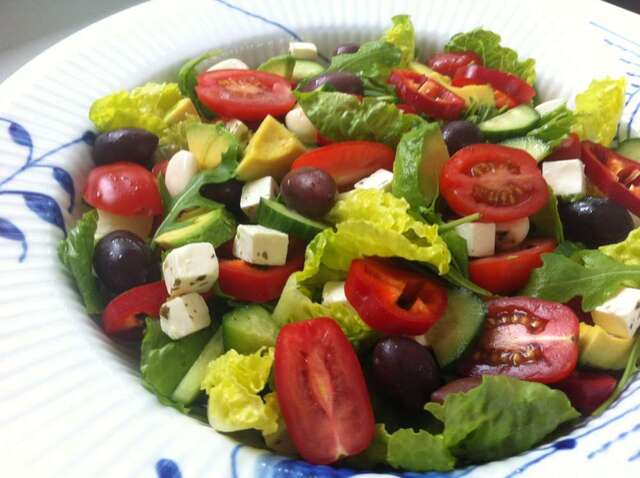 Frisk sommersalat med feta & oliven