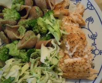 Pasta med broccoli, laks og pesto af basilikum.