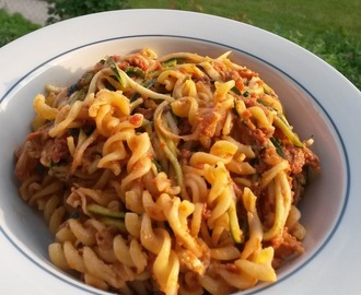 Pastasalat med tapenade af oliven og soltørrede tomater