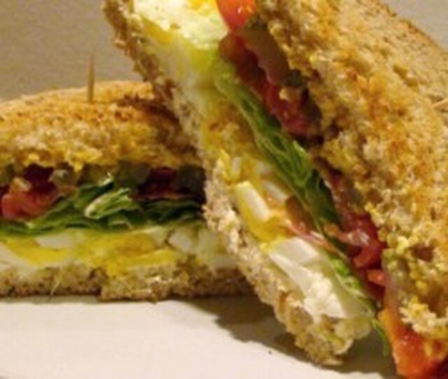 Klassisk amerikansk BLT sandwich with a twist: Æg, bacon, lettuce og tomato