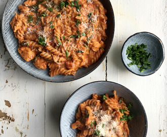 One pot pasta i cremet tomatsauce med kylling og spinat