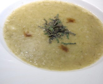 Porresuppe med kartofler og mynte