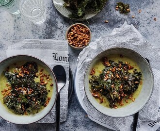 Grøn blomkålssuppe med sprøde grønkålschips og ristede kerner