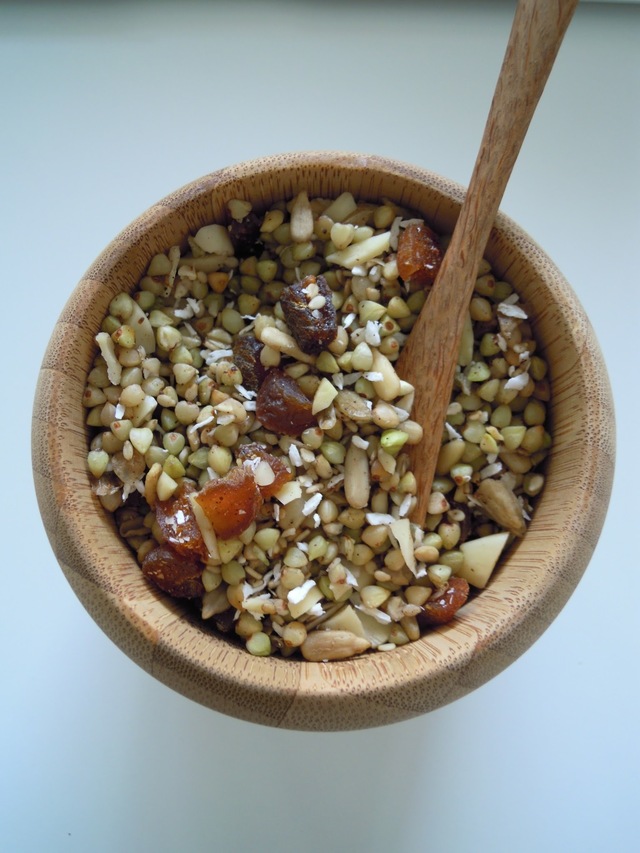 Raw granola med boghvede, mandler og abrikoser. Kanel, kardemomme, muskat.