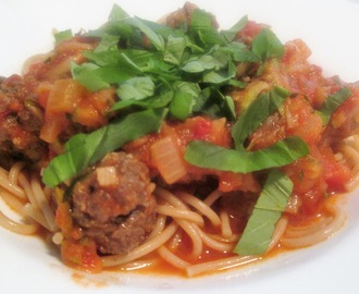 Pasta med Kødboller og Tomatsauce