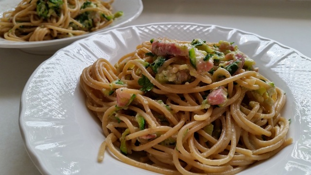 Grøn spaghetti carbonare med squash