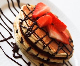 Healthy dessert: Protein pancakes with chocolate sauce