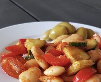 Fyldig bønnesalat med paprika og oliven - Carrotstick.dk