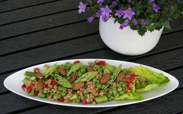 Salat af perlespelt, grønne asparges, mandler og andet godt