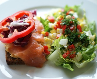 Åben sandwich med hummus og røget laks på salat af æg, dild og hjertesalat