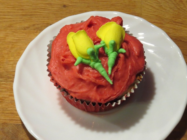 Hindbær-marcipan cupcake med hindbær icing