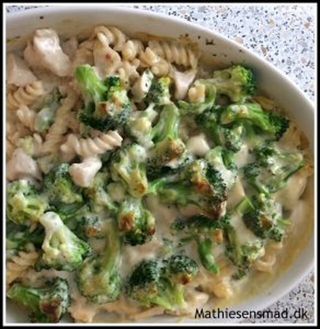 Pasta i fad med kylling og broccoli