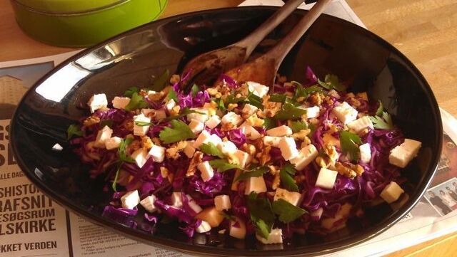 Pink salat på sommerrødkål - knasende lækkert!