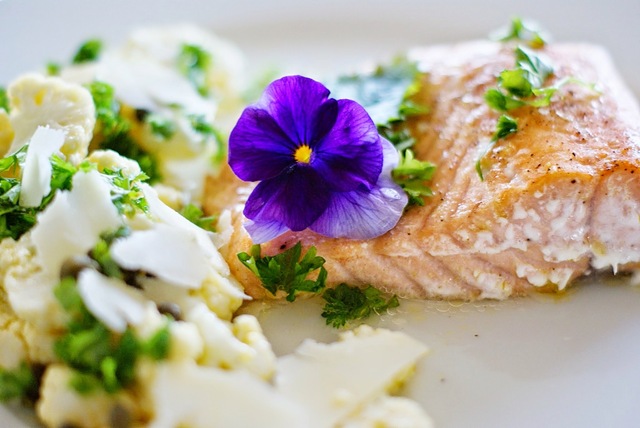 Ovnbagt laks med salat af blomkål, citron, kapers og parmasan samt masser af krydderurter