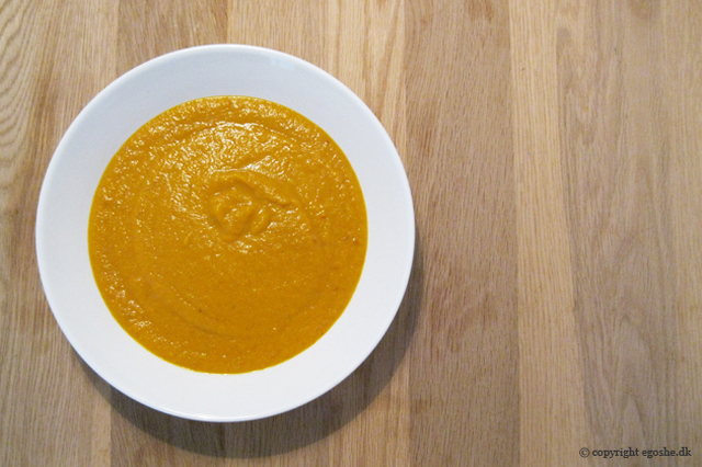 Cremet og krydret linse- og gulerodssuppe