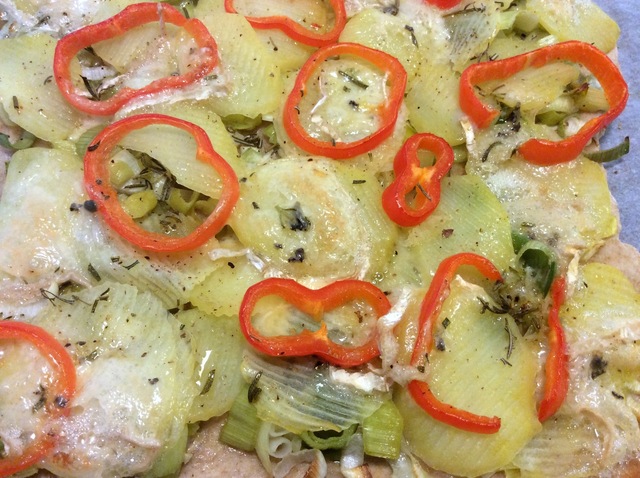 Vegetarpizza med porre, kartofler, peberfrugt og blåskimmelost
