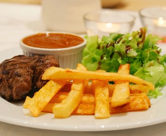 Grillet mørbradbøf med hjemmelavede pommes frites, rødvinssauce og sprød salat med balsamico glace