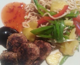 Thai-inspirerede frikadeller og nudelsalat