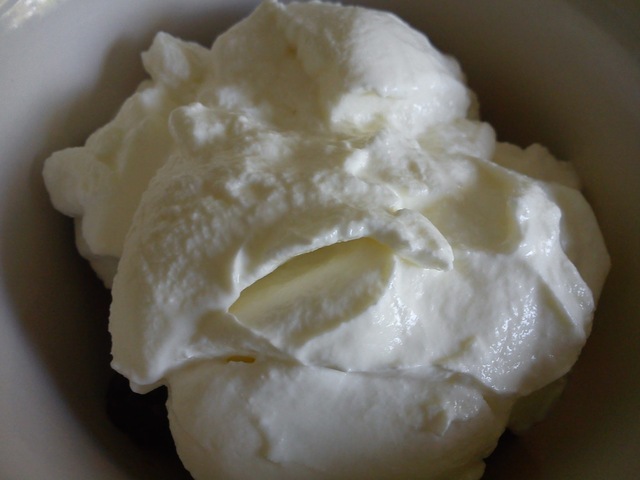 Græsk yoghurt med brombær og hjemmelavet müsli