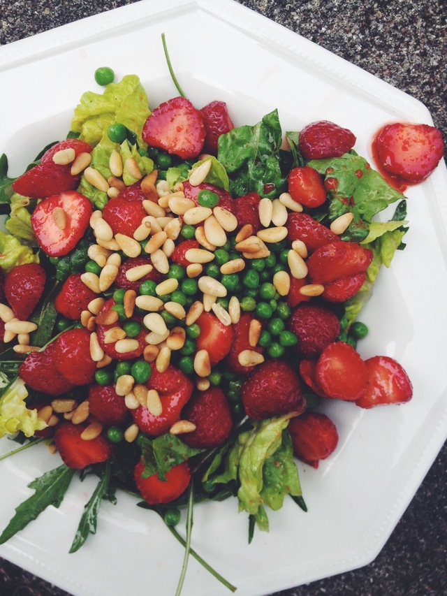 Sommersalat med rucola, jordbær, ærter og pinjekerner