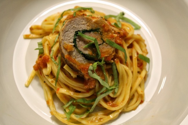 Pasta med fyldt schnitzel og tomatsovs.