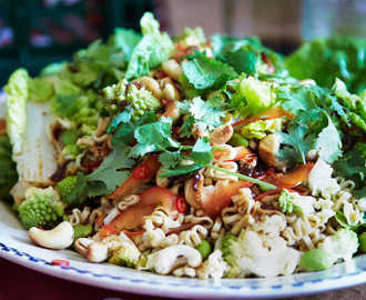 Sprød og nem salat med nudler og bønner