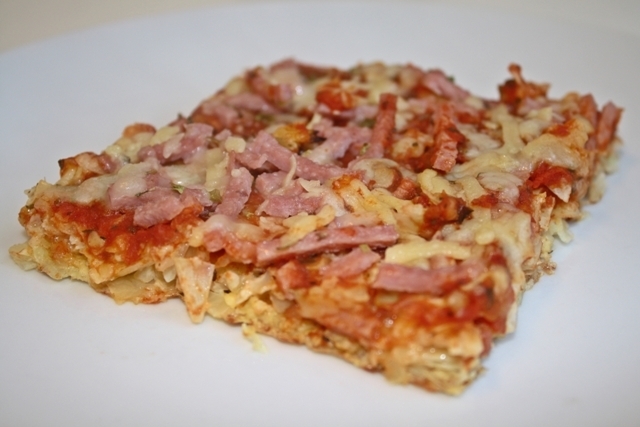 Hjemmelavet pizza på hvidkålsbund