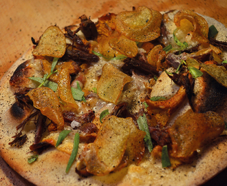 Pizza med confiteret gråaand, kantareller, sprøde “ande-chips” og brændt hvidløg