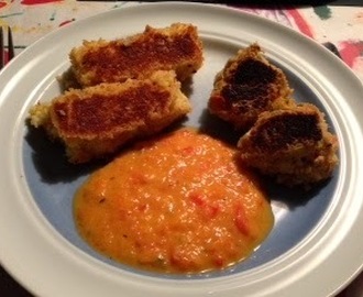 Grøntsagsfrikadeller med kartoffelkroketter og peberfrugtsauce