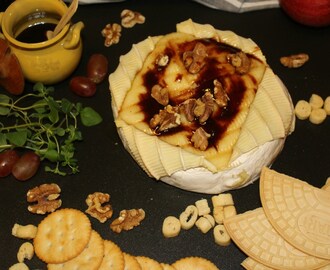 Brie med daddel chutney og honning