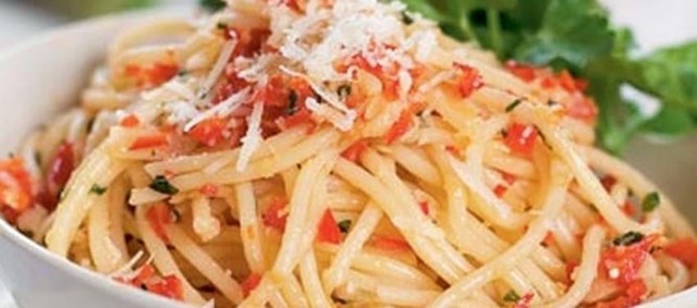 Spaghetti med olie, hvidløg og chili