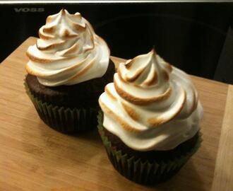 Chokolade cupcakes med karamel og marengsfrosting