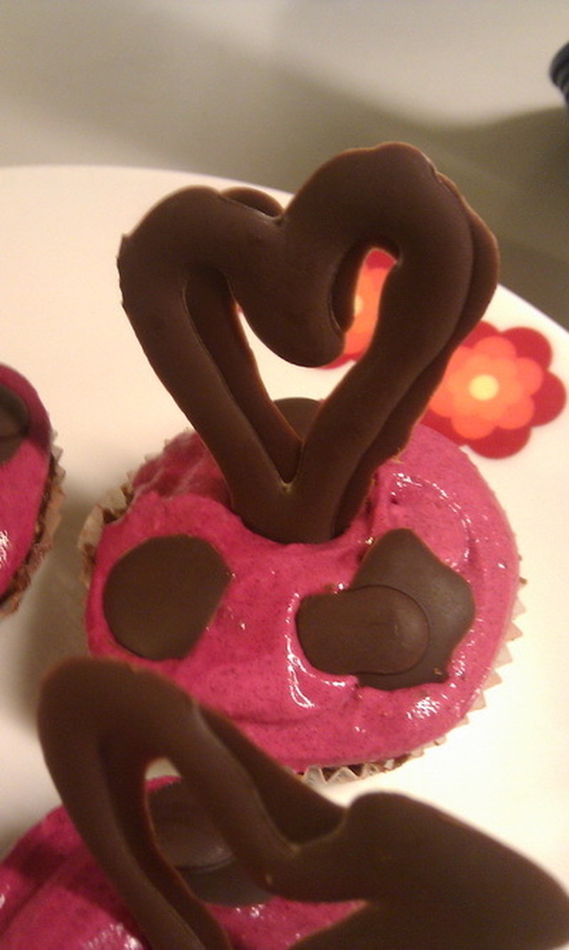 Muffins med rød glasur og chokoladehjerter