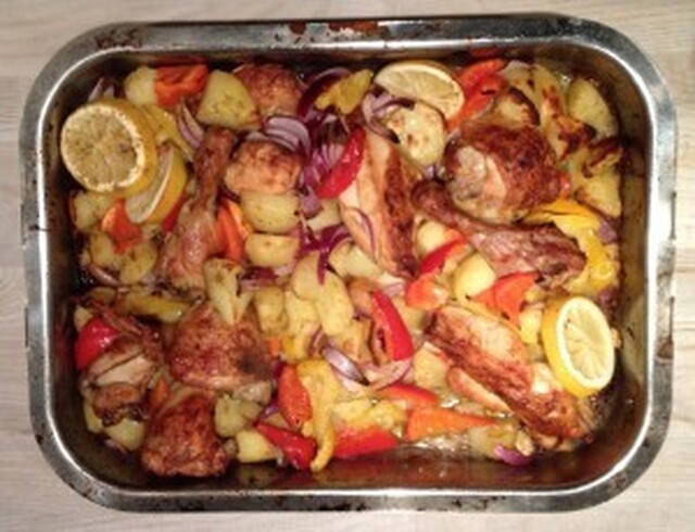 Hel kylling – skåret i stykker med kartofler og peberfrugt.