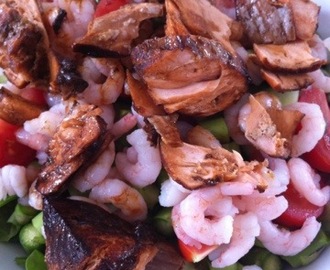 Seafoodsalat med soyadampet laks..