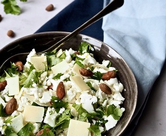 Sprød blomkålssalat med parmesan og ristede mandler