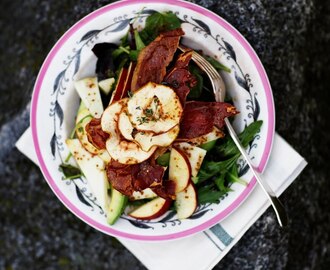 Æblechips i salat med sprød serrano