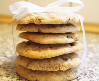 Cookies med mørk chokolade og hasselnødder.