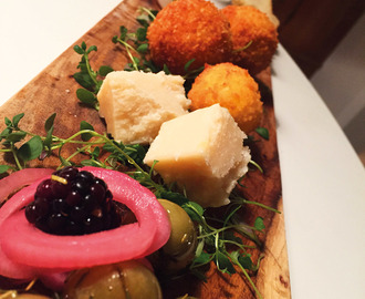 Pankopanerede æggeblommer, arancini al riso, verdens bedste brød, olivenolie pisket som smør, parmesan, syltede rødløg og brombær og nordiske oliven