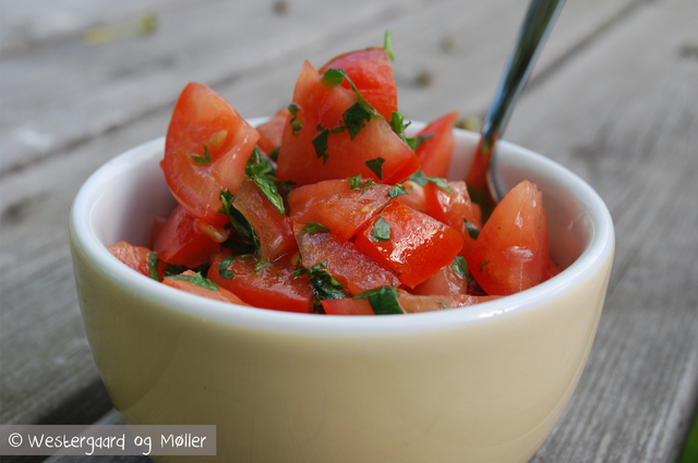Tomatsalsa med løvstikke og persille