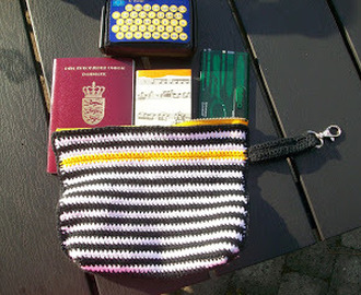 Hæklet taske til pas, rejsedokumenter mm.